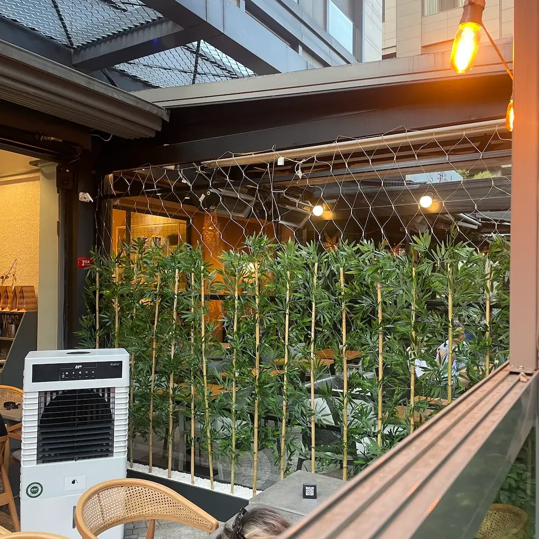 Vogs Coffee Yapay Bambu | Yapay Dikey Bahçe proje galerisi görseli 1