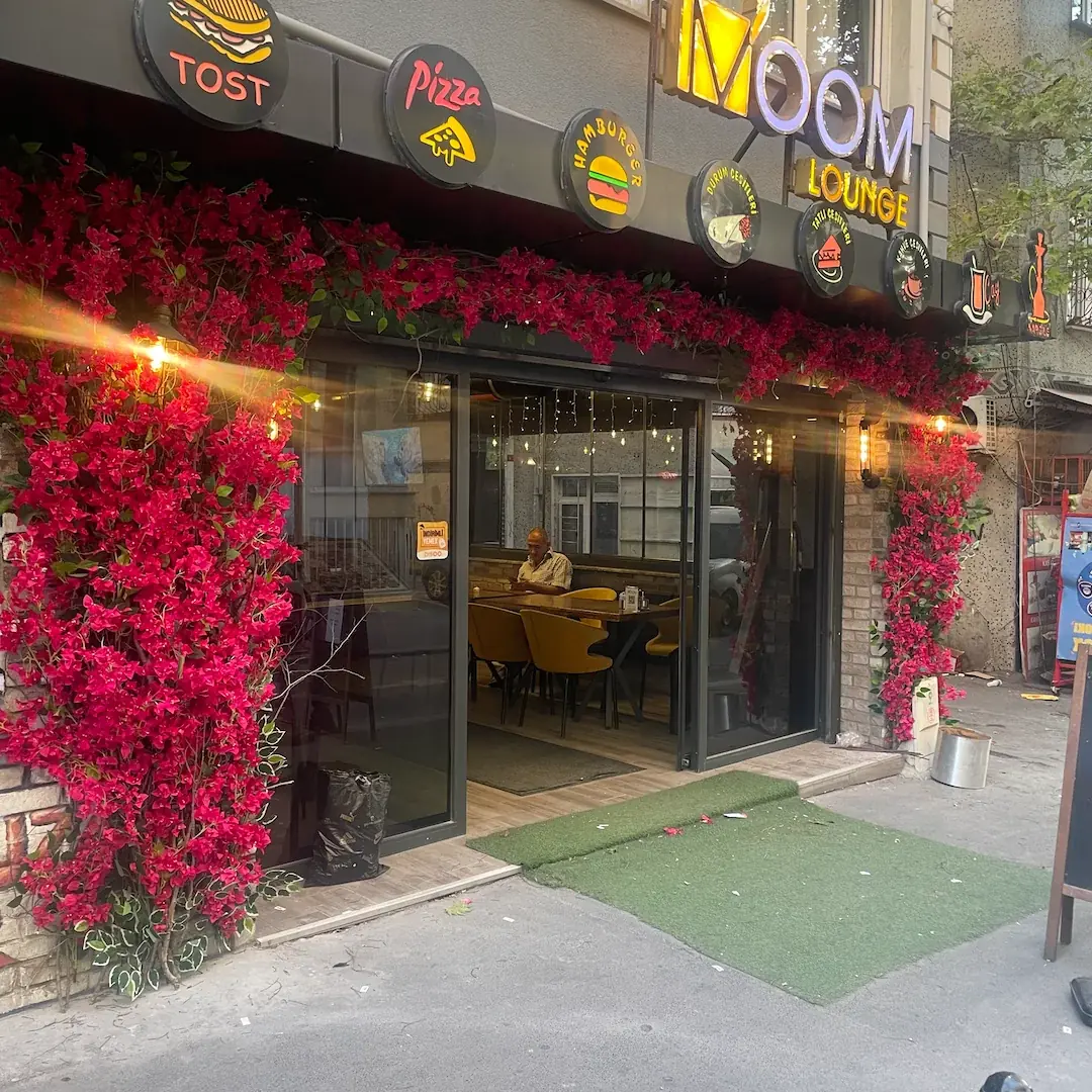 MOOM Lounge Yapay Çiçek Dekorasyonu proje listesi kapak görseli