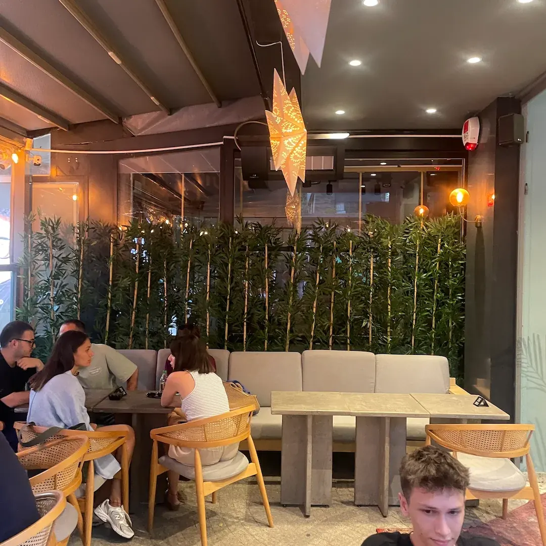 Vogs Coffee Yapay Bambu | Yapay Dikey Bahçe proje galerisi görseli 4